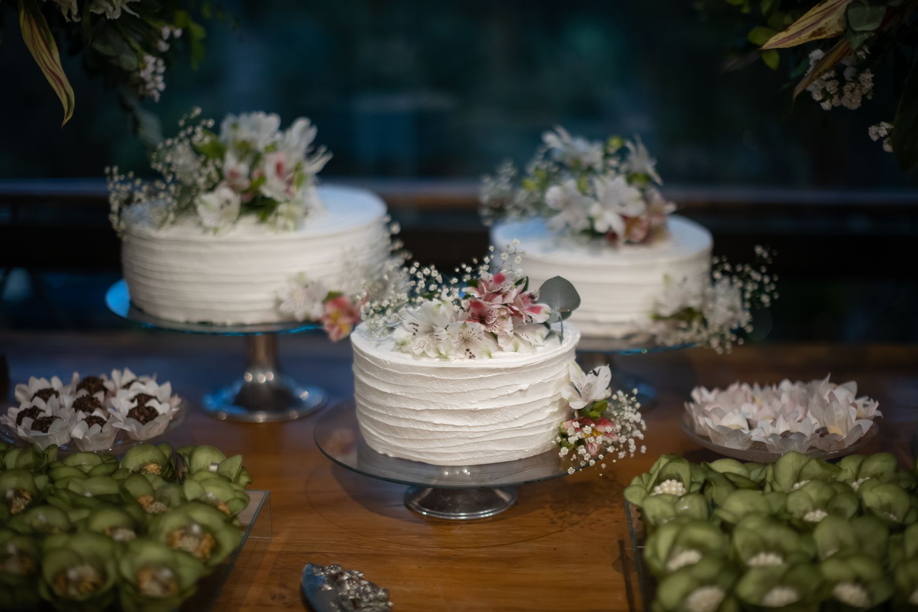 Gâteau de mariage minimaliste blanc orné de fleurs naturelles, tendance 2026